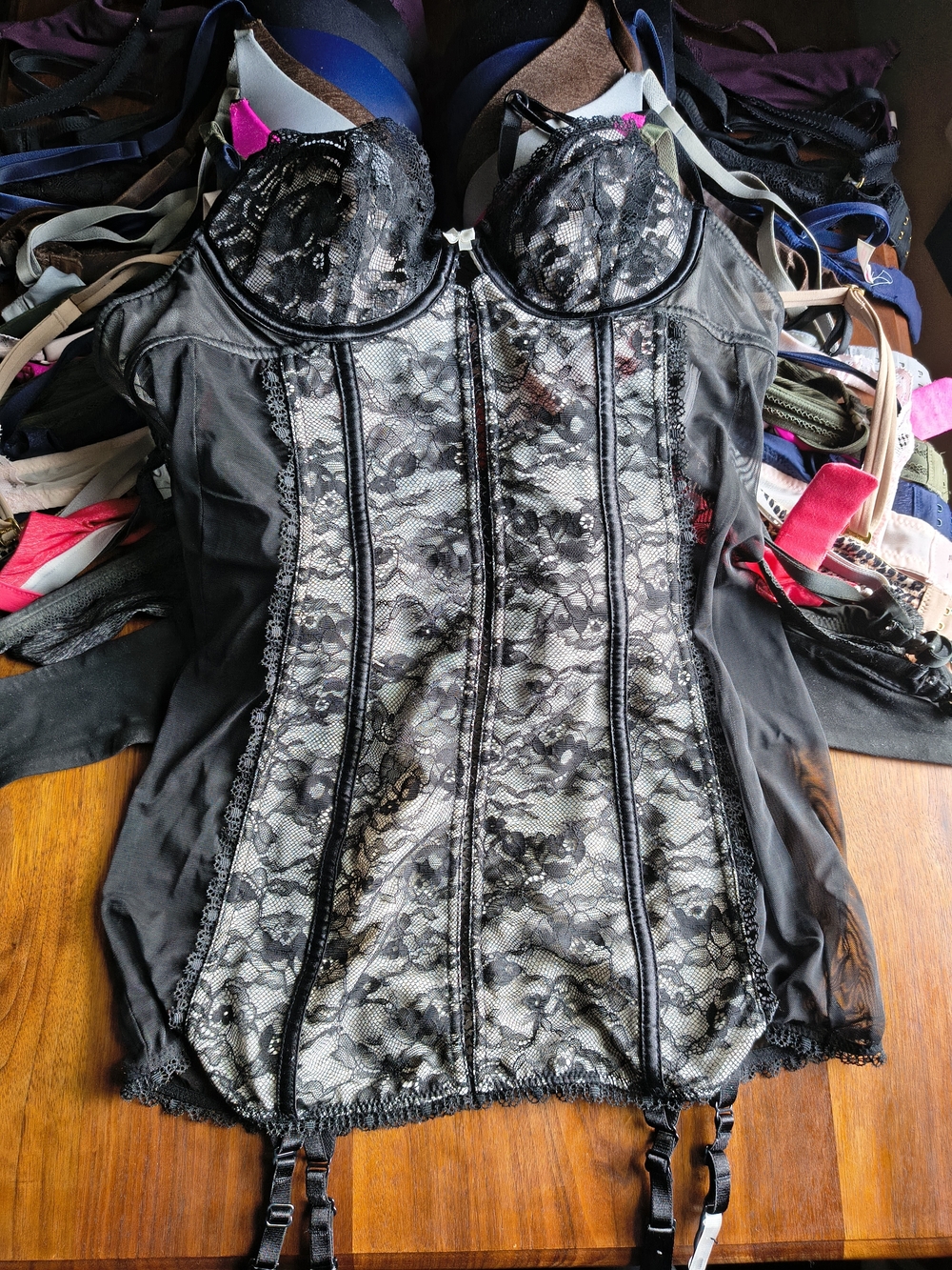 Victoria's Secret 32B Women’s Bras and Lace Bustier bundle - Picture 3 of 15